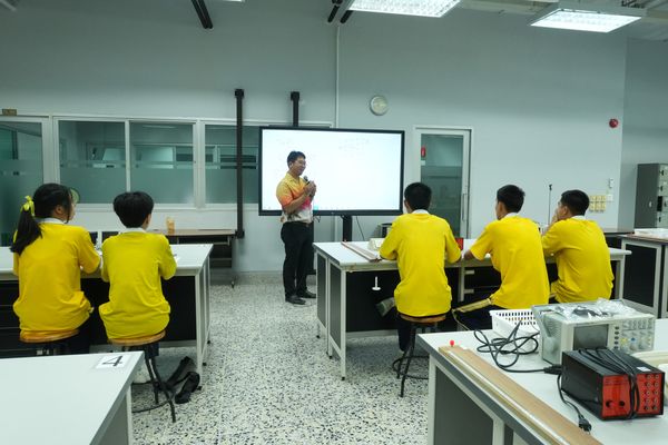 โรงเรียนปรีชานุศาสน์